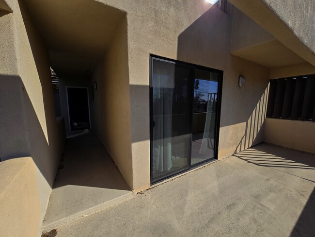 Building Photo - 2070 Oxford Ave