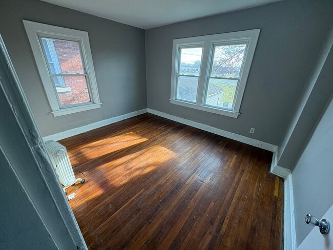 Building Photo - 627-629-629 E Markison Ave