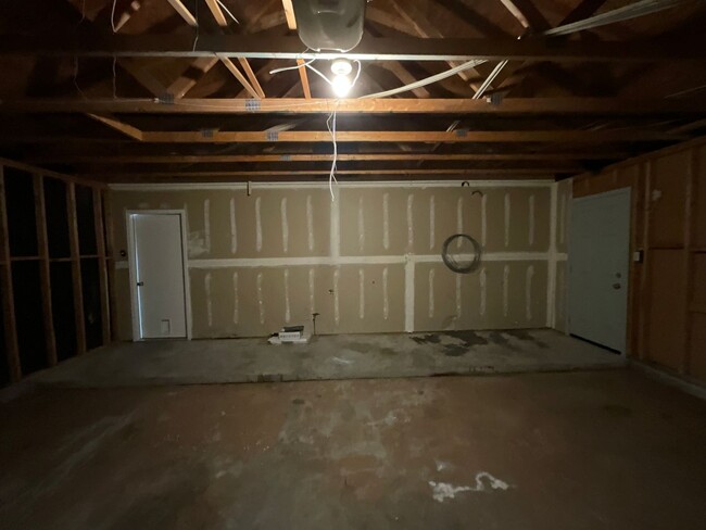 Building Photo - 3 Bedroom Single Story Home Available Near...