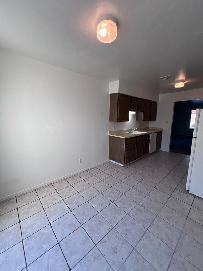 Building Photo - 481 Minnewawa Ave