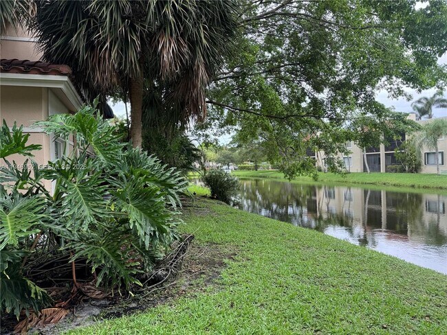 Building Photo - 549 Racquet Club Rd