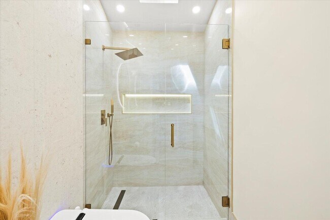 Building Photo - 3001 Jasmine Ct