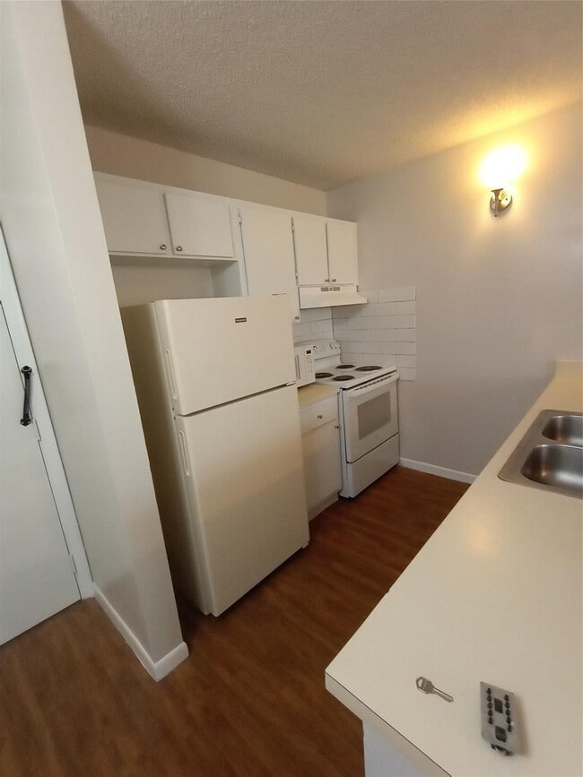 Building Photo - 2771 Riverside Dr