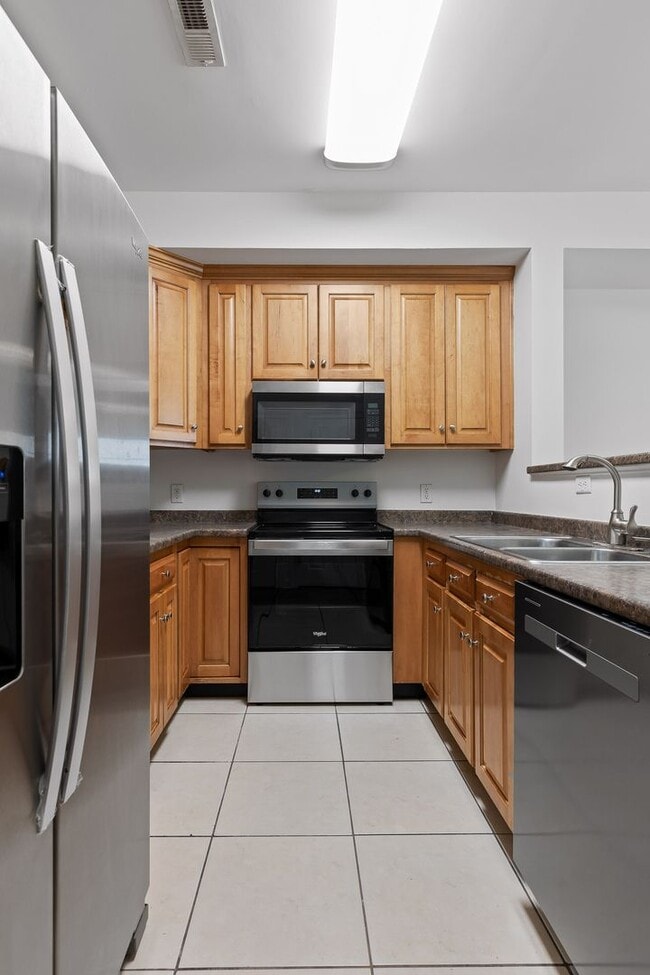 Building Photo - 3-bedroom 2-bathroom townhome now availabl...