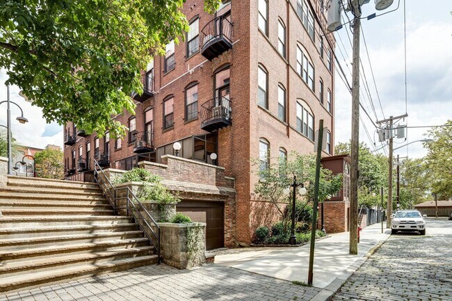 Building Photo - 1015 Grand St