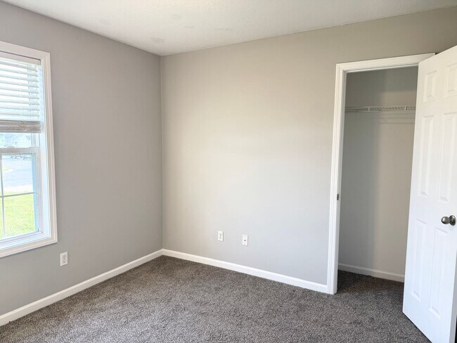 Building Photo - Just Listed