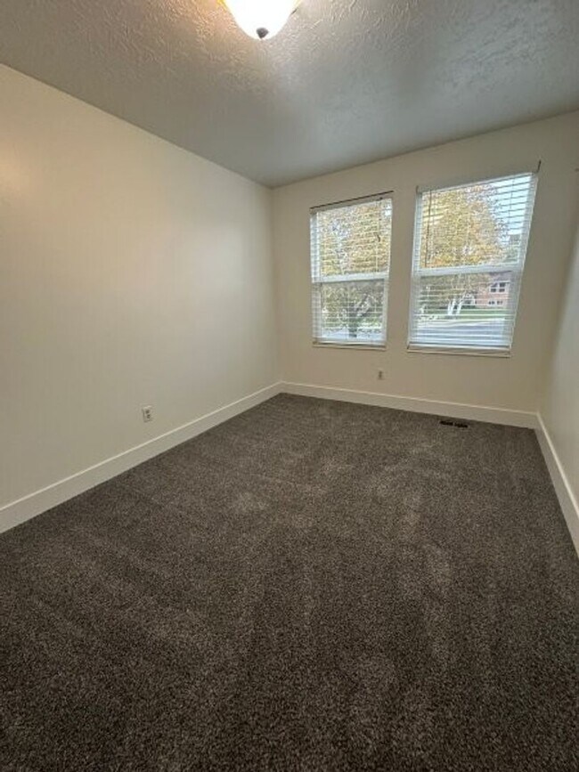 Building Photo - Fall Special – 3 Weeks FREE Rent on 4 Bed,...