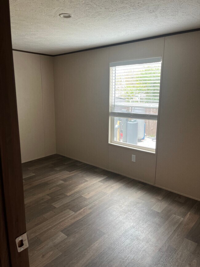 Building Photo - 4374 Loys Dr