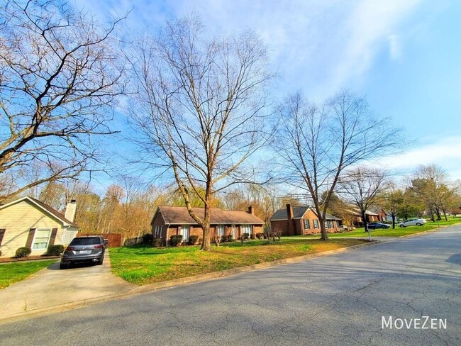 Building Photo - 3004 Bardwell Rd