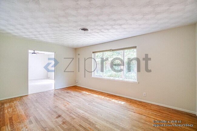 Building Photo - 1201 Ravenwood Dr