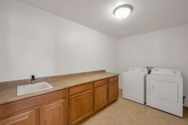 Building Photo - Beautifully Updated 3-Bedroom Home Near Traverse Mountain with Stunning Point of the Mountain Views!