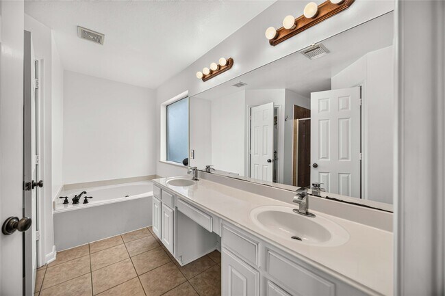 Building Photo - 12807 Canyon Echo Dr