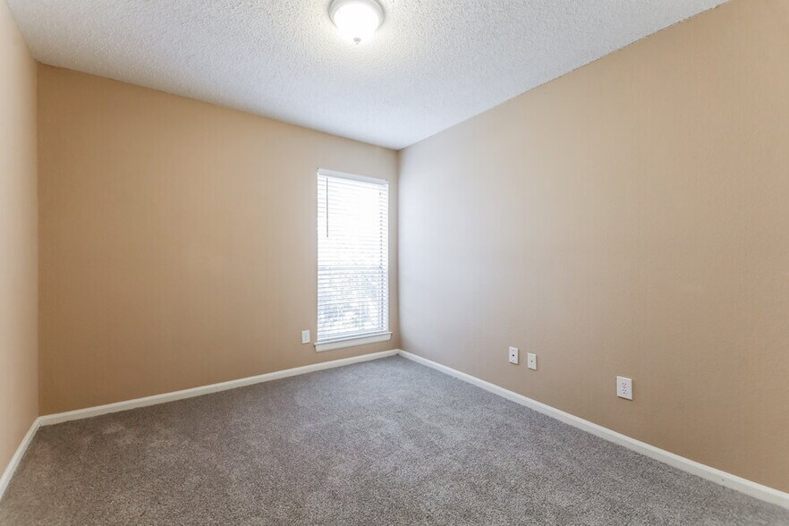 Building Photo - 2085 Cameo Dr