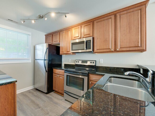 Building Photo - Stunning and completely updated townhome s...