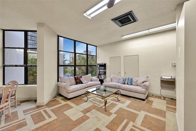 Building Photo - 800 Parkview Dr
