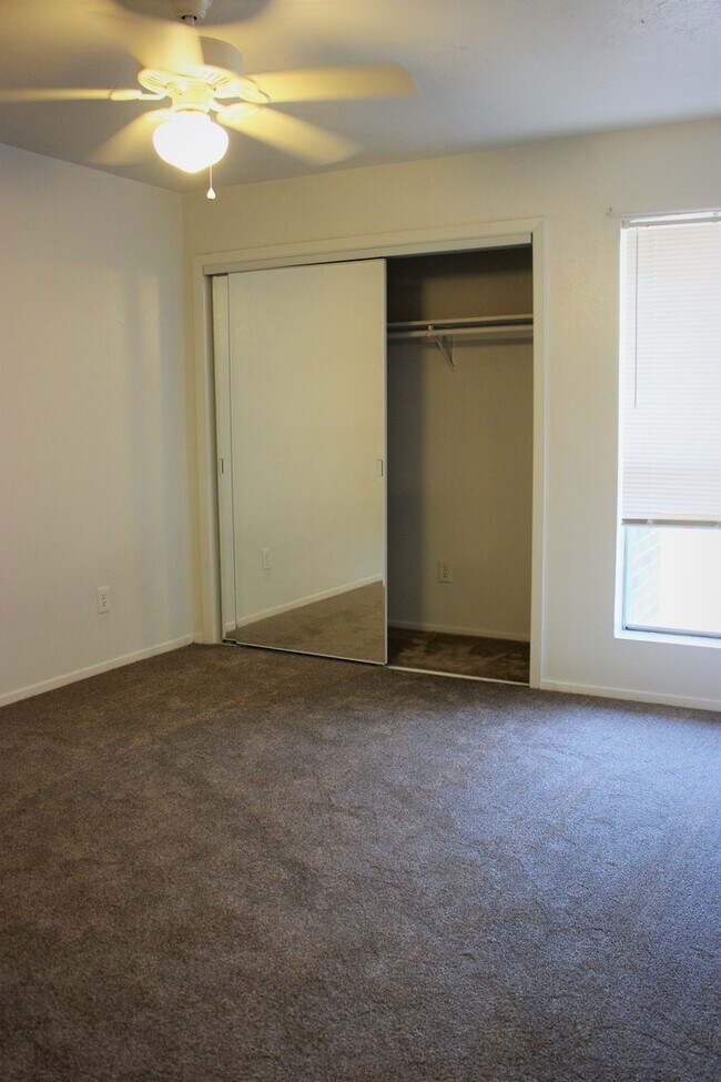 Building Photo - Renovated 2 Bed Rental with Balcony & Fireplace