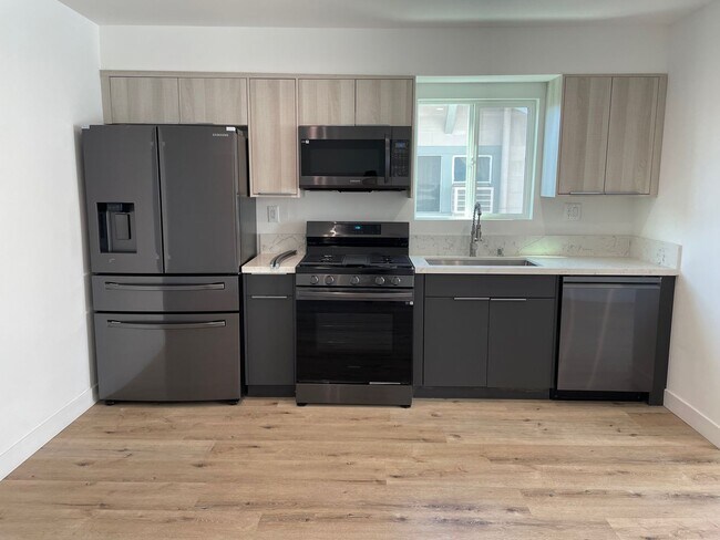 Building Photo - REST OF NOVEMBER FREE! Spacious 4 Bedroom ...