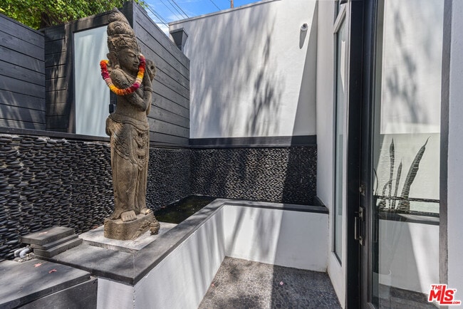 Building Photo - 2300 Ronda Vista Dr