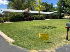 Building Photo - CUTE 3 BED, 2 BATH HOUSE Spacious inside a...