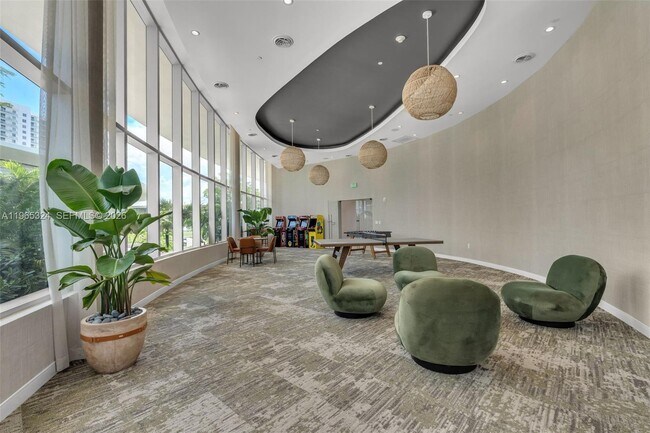 Building Photo - 700 NE 24th St