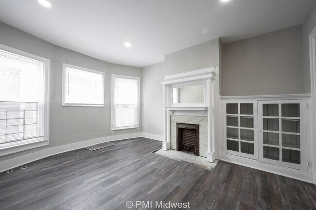 Building Photo - "Charming 3-Bedroom Duplex Haven on W 29th St – Spacious 1031 Sq Ft Gem in Indianapolis!"