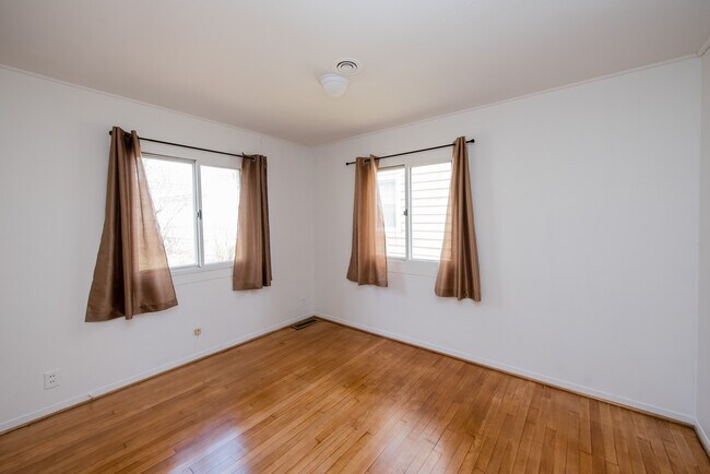 Building Photo - 2307 Kenwood Ave