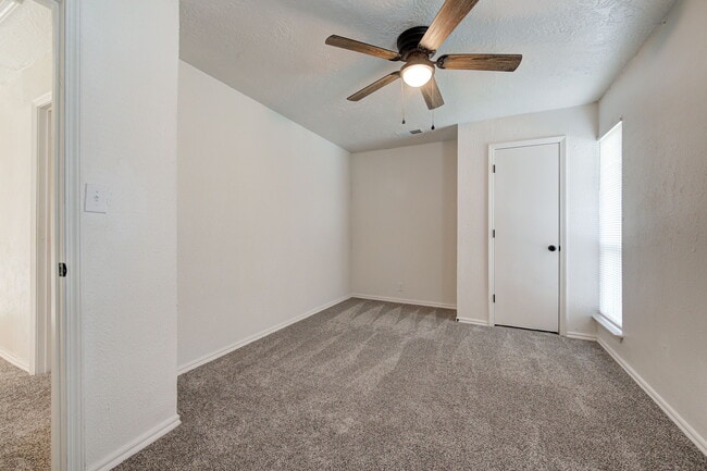 Building Photo - 727 Vicksburg Ave