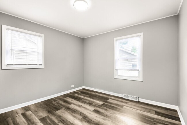 Building Photo - 15013 Springfield Ave