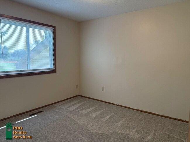 Building Photo - 3 Bedroom Home in Maple Grove
