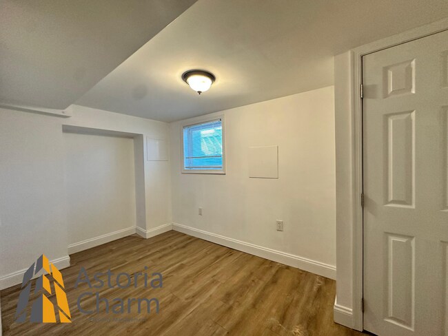 Building Photo - 3 Bedroom or 2 Bedroom with Den featuring Fenced Yard and Updated Kitchen