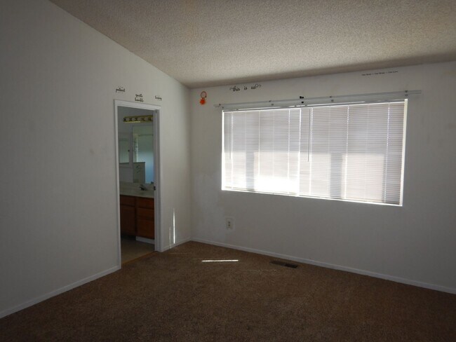 Building Photo - Cute 4 bedroom home in Silver Shores