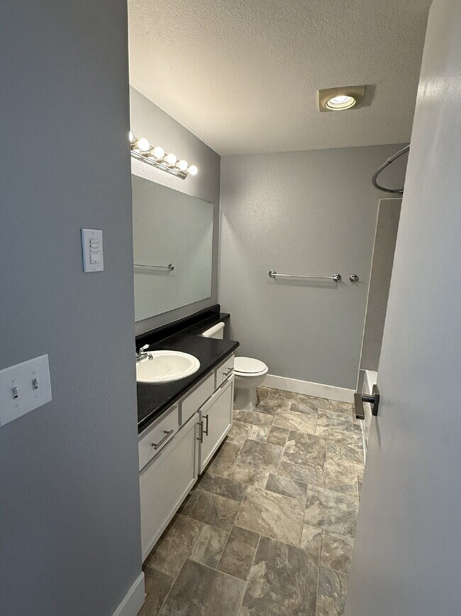 Building Photo - Charming & Spacious 1 Bedroom Condo Retreat in Renton