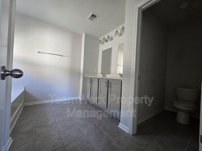 Building Photo - 454 Zenith Blvd