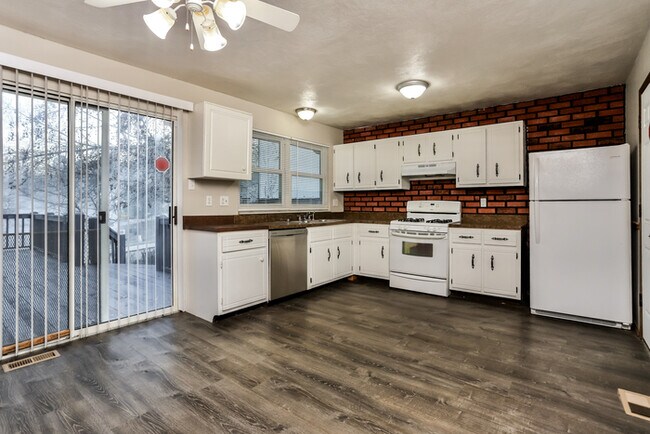 Building Photo - Beautiful 4 Bedroom Home