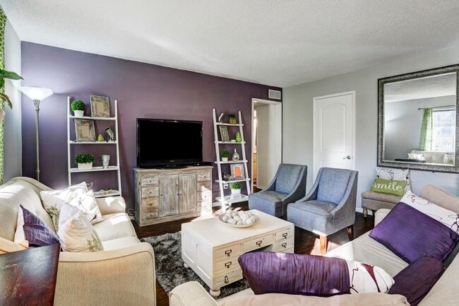 Building Photo - 351 N Post Oak Ln