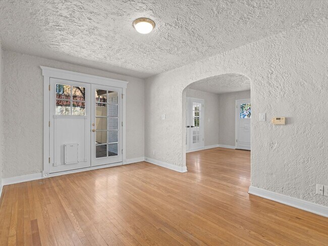 Building Photo - 2 bed, 1 bath with built in office near UNR