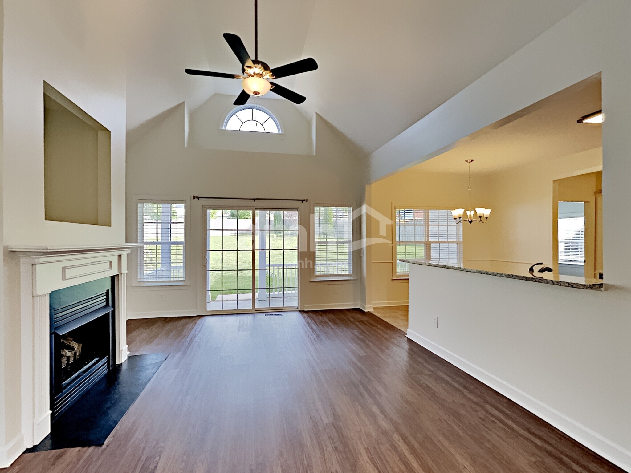 Building Photo - 563 Summit Way