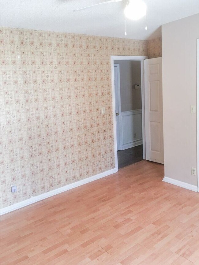 Building Photo - 620 Pine Oaks Dr