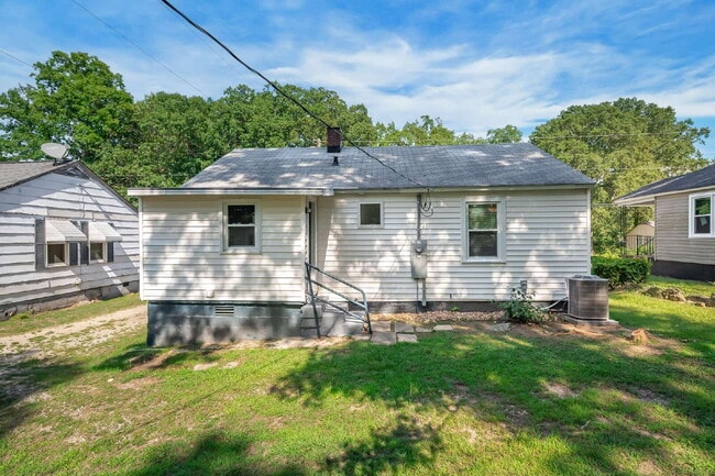 Building Photo - Renovated 2 BR, 1 BA quaint home in Spartanburg under $1200/mo rent