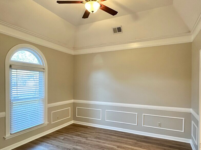 Building Photo - 7475 Kingsland Dr