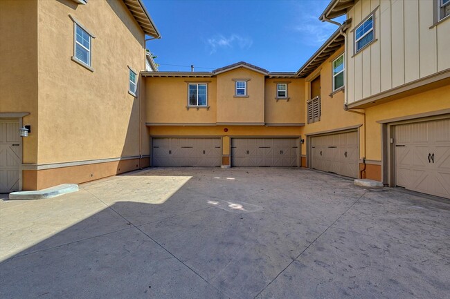 Building Photo - 2 Bed | 2 Bath | 1,293 Sq Ft