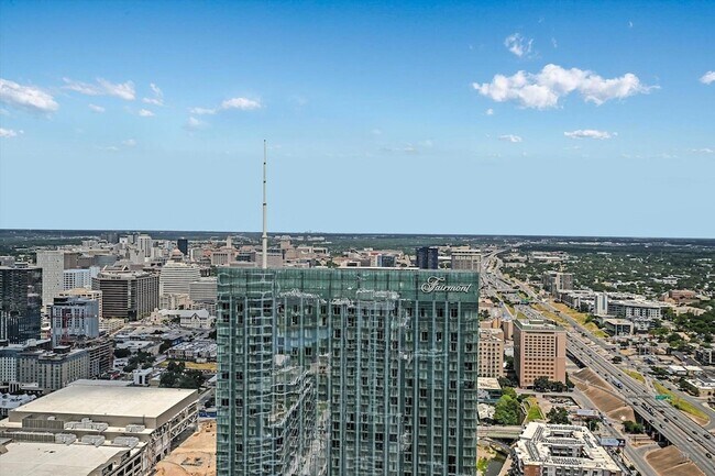 Building Photo - 610 Davis St