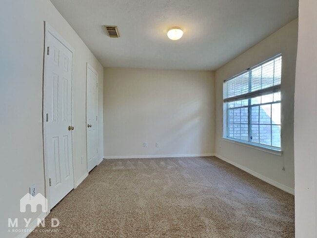 Building Photo - 1127 Enclave Square E