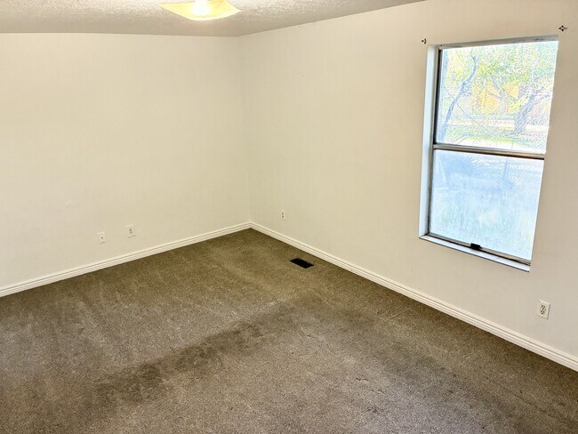 Building Photo - 631 N 120 E