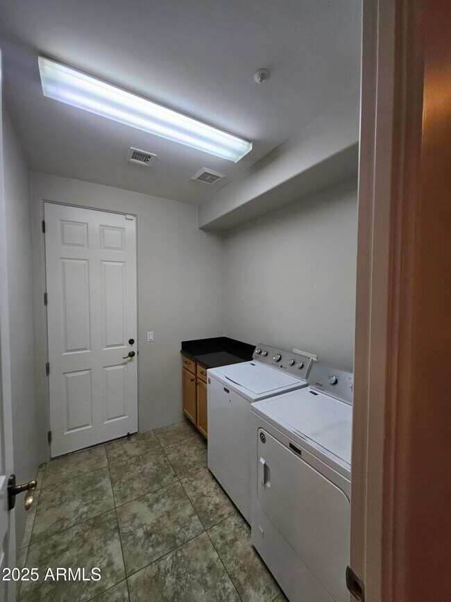 Building Photo - 11290 E Whitethorn Dr