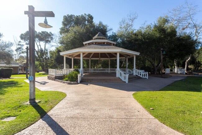 Building Photo - 2 WEEKS FREE! Gorgeous 1 BR with AC and Pa...