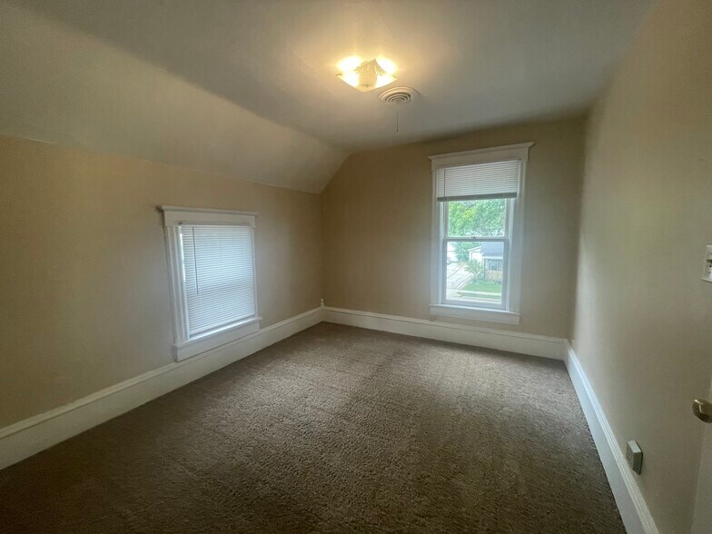 Bed 2 - 196 E 9th St