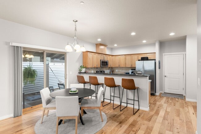 Building Photo - 3 bed/2.5 bath home in the Wonderful Ville...