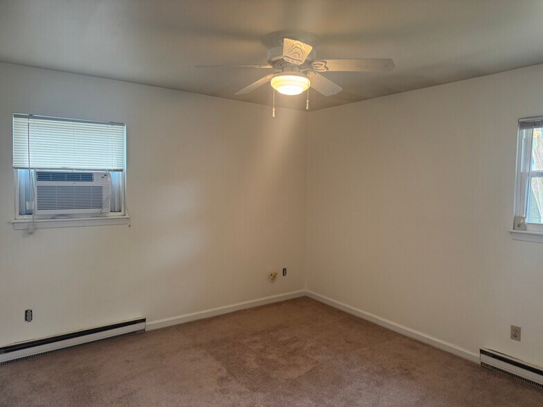 Building Photo - 2219 Oak St