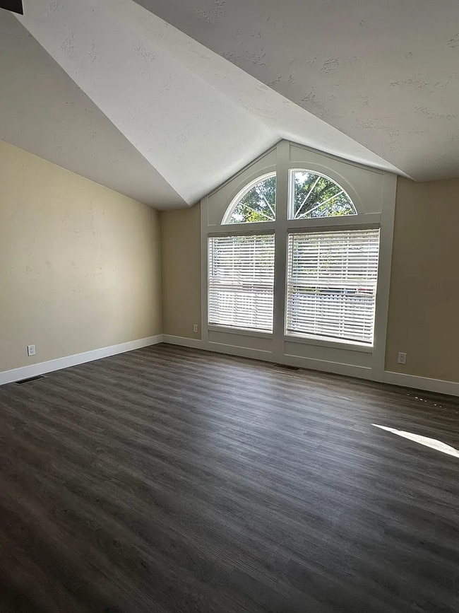 Building Photo - Modern Auburn Retreat—Fully Renovated 3BR ...